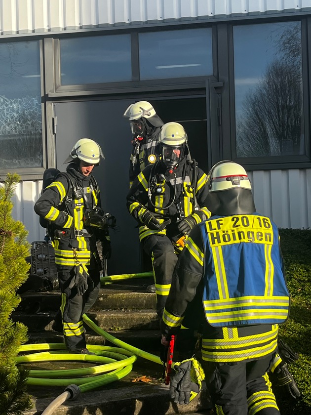 FW Ense: brennende Absauganlage in Industriebetrieb verursacht starke Rauchentwicklung