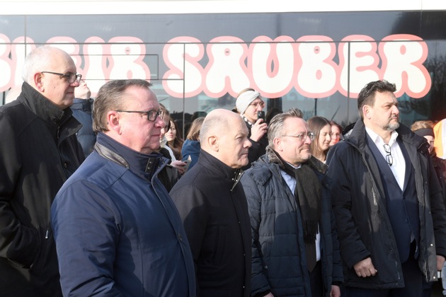 Bundeskanzler Olaf Scholz eröffnet Wasserstofftankstelle von HY.City.Bremerhaven