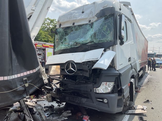 FW-DO: Verkehrsunfall zwischen drei LKW auf der A45 Fahrtrichtung Oberhausen