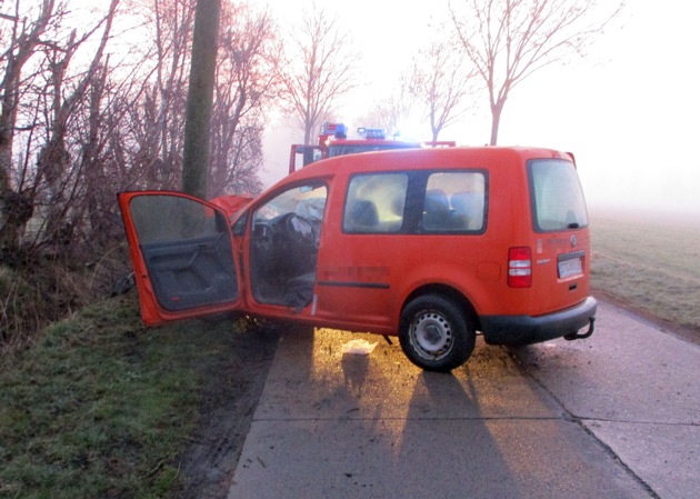 POL-STD: 20-jähriger Autofahrer prallt im dichten Nebel in Kehdingen gegen einen Baum, Streifenwagen kommt bei Einsatzfahrt von der Straße ab und prallt in Garagenwand