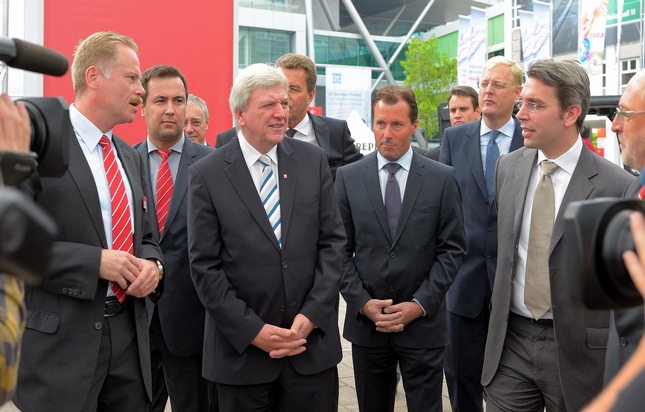 Elektro-Power - aus dem Gabelstapler für die Straße / Linde Material Handling beeindruckt Ministerpräsident Bouffier mit bezahlbaren Elektroantrieben (BILD)