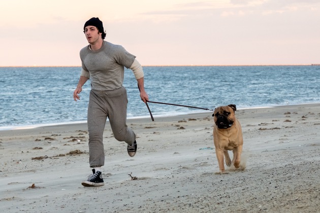 Trailer zu I PLAY ROCKY / Ein inspirierendes Porträt über Mut, Beharrlichkeit und den unerschütterlichen Glauben an sich selbst. / Ab 26. November 2026 im Verleih von LEONINE Studios im Kino