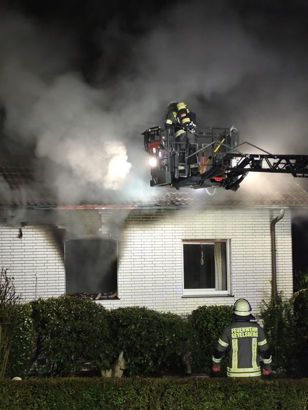 FW-EN: Ausgedehnter Brand in einem Einfamilienhaus