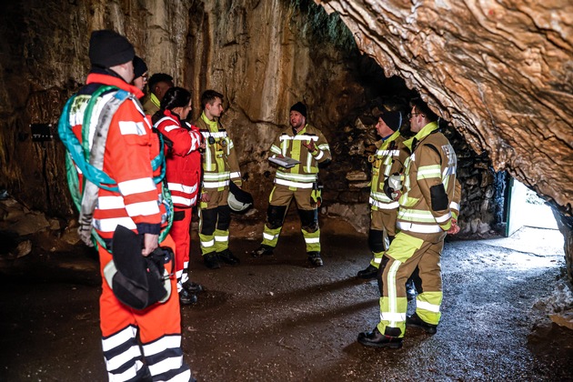 FW-MK: Feuerwehr übt in der Dechenhöhle