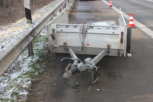 POL-PDKL: A6/Kaiserslautern, Verlorener Anhänger verursacht Verkehrsunfall