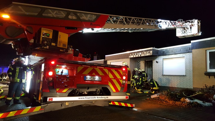 FW-AR: Feuerwehr unterbindet Übergreifen des Feuers auf Nachbarhaus:
Aufmerksamer Nachbar alarmiert Wehr noch rechtzeitig