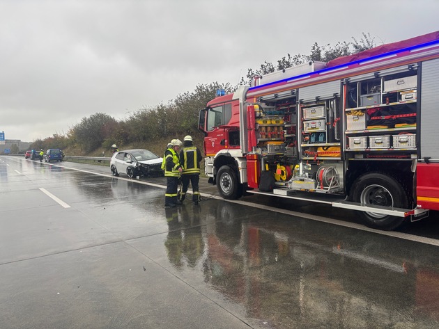 FW-ROW: Verkehrsunfall auf der A1 - Feuerwehr und Rettungsdienst im Einsatz