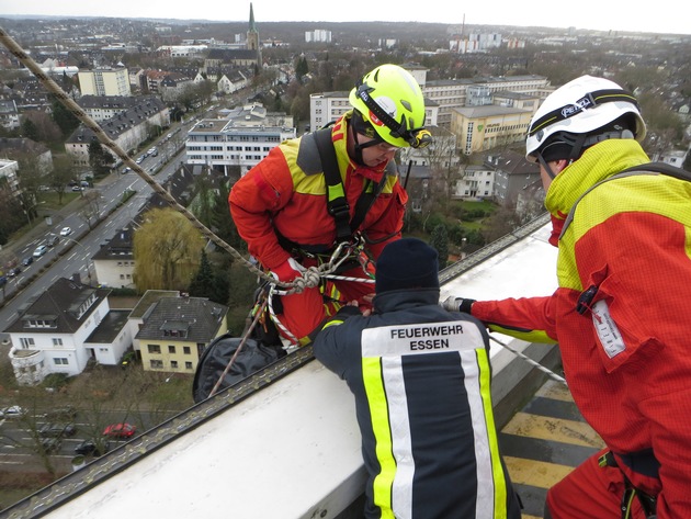 FW-E: Sturmtief &quot;Wilfried&quot; löst Werbebanner an der Fassade des Hotels Ruhrturm, Höhenretter der Essener Feuerwehr im Einsatz