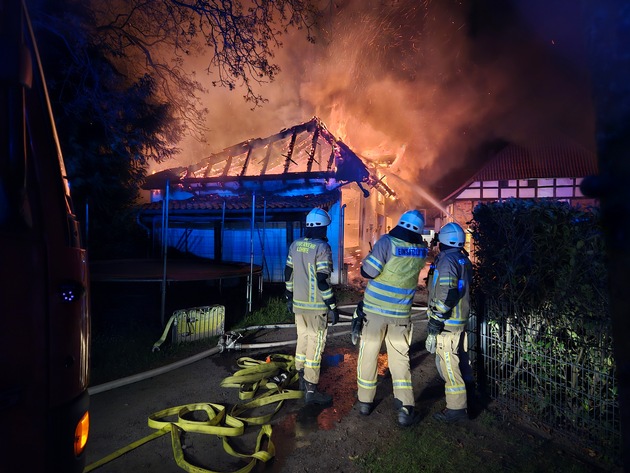 FW Lehrte: Großbrand landwirtschaftlicher Betrieb: Nebengebäude steht im Vollbrand, Feuerwehr verhindert übergreifen auf Seniorenheim und Wohngebäude