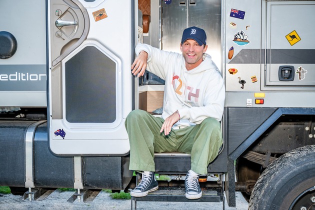 Kopfüber ins Abenteuer. Frank Rosin, Alex Kumptner und Ali Güngörmüs starten ihren "Roadtrip" Down Under - ab Donnerstag, 26. Februar, bei Kabel Eins