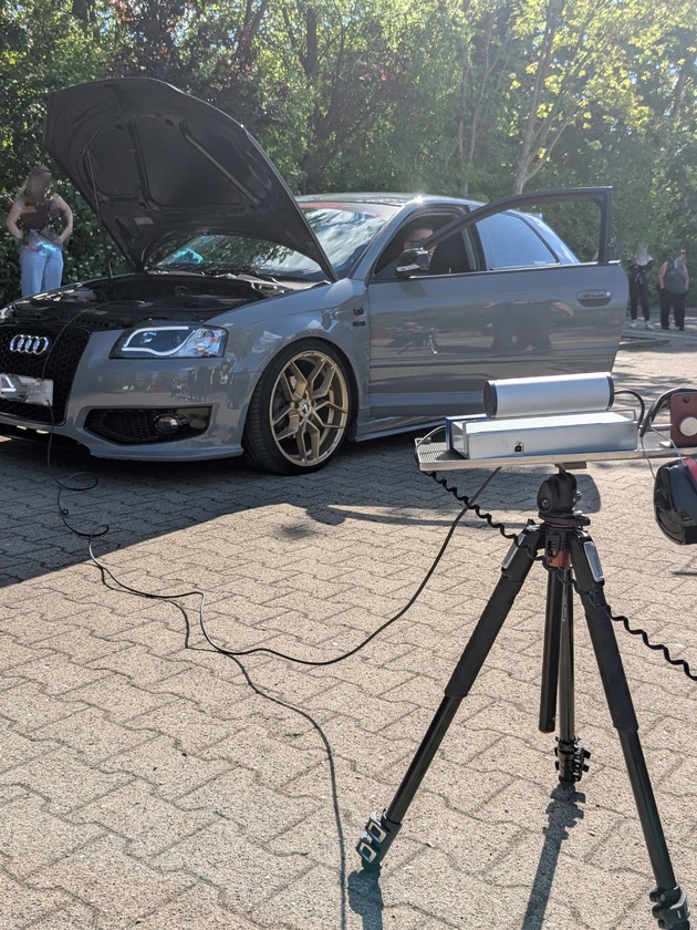 POL-LG: ++ "Tuning-Talk Reloaded" - Präventionsveranstaltung in Lüneburg - ein voller Erfolg ++ Fachgespräche, Beratung zu legalen Tuning-Optionen, Schallpegelmessungen und ein Dialog auf Augenhöhe ++