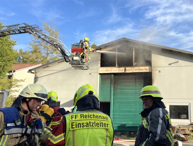 FW Reichenau: Lagerhalle mit Dekoartikeln in Brand geraten Feuerwehren Reichenau und Konstanz gemeinsam im Löscheinsatz 07.09.2024, Reichenau-Waldsiedlung