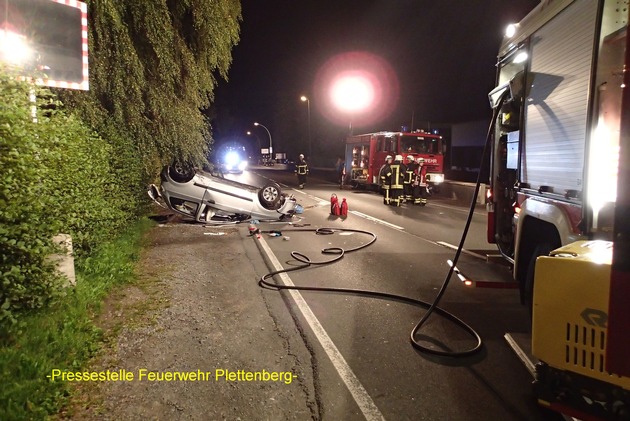 FW-PL: Schwerer Verkehrsunfall im OT Plettenberg- Osterloh. Fahrerin nach Überschlag schwer verletzt