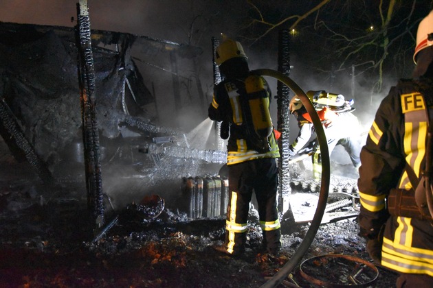 FW-RD: Autos in Carport ausgebrannt In der Straße Moorkoppel, in Molfsee, kam es am Sonnabend (27.02.2021) gegen 22:10 Uhr zu einem Feuer.