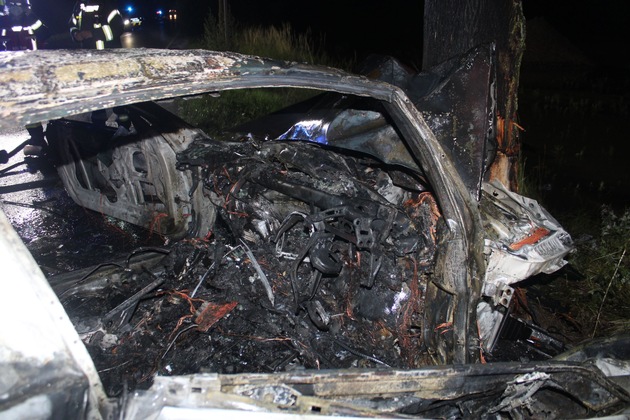 POL-DN: Pkw brannte nach Unfall aus