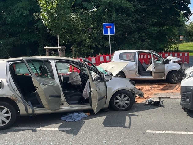 POL-DU: Obermeiderich: Schwerer Verkehrsunfall - drei beteiligte Fahrzeuge und zwei Schwerverletzte