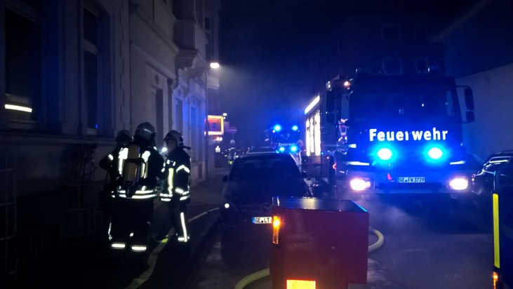 FW-GE: 6 verletzte Personen nach ausgedehntem Kellerbrand in der Gelsenkirchener Altstadt - Feuerwehr rettet 9 Personen aus dem verrauchten Gebäude.