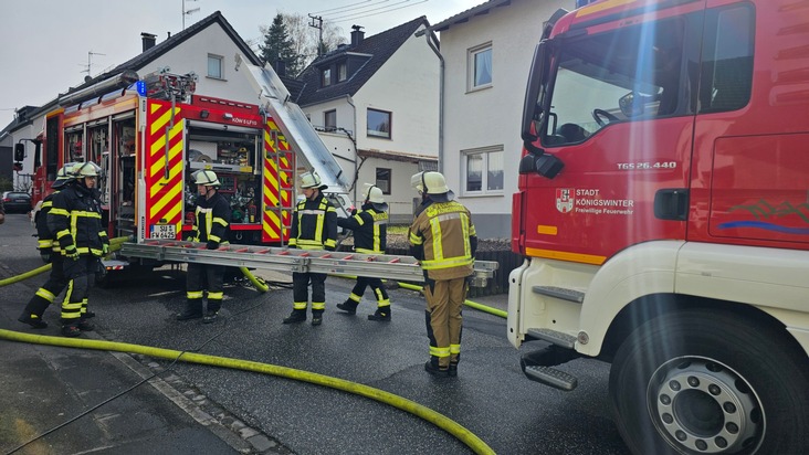 FW Königswinter: Brandausbreitung auf Wohnhaus verhindert