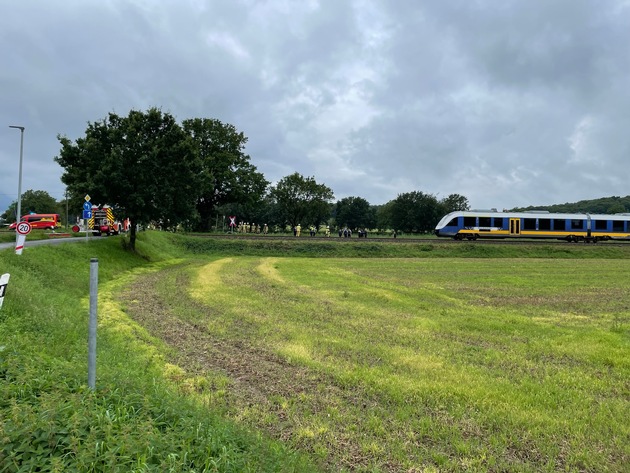 FW Xanten: Verkehrsunfall zwischen PKW und Personenzug