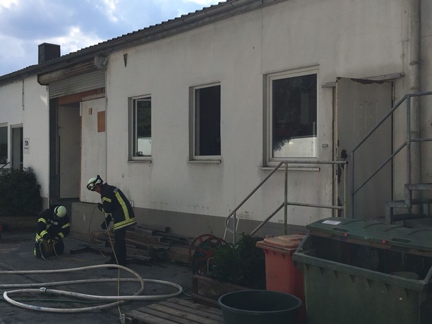 FW Mettmann: Feuer in Filteranlage einer Schreinerei im Industriegebiet Mettmann.
Die Mitarbeiter konnten sich selbstständig retten und blieben trotz Löschversuchen unverletzt.