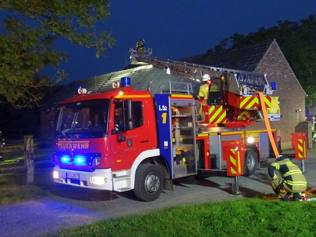 FW Sonsbeck: PKW-Brand in Scheune - Brandausbreitung verhindert