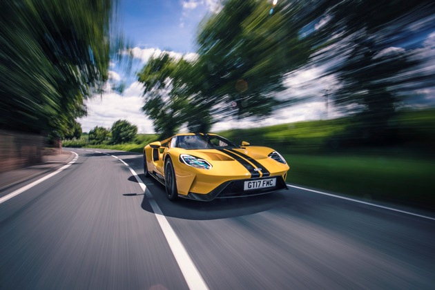 Ford GT - der ultimative Supersportwagen verfügt über 50 Sensoren, 25 Computer-Systeme ... und zwei Becherhalter