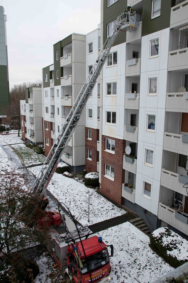 FW-Erkrath: Aus Rettungsdiensteinsatz wird Brandeinsatz - Schneehaufen erschwert Feuerwehranfahrt