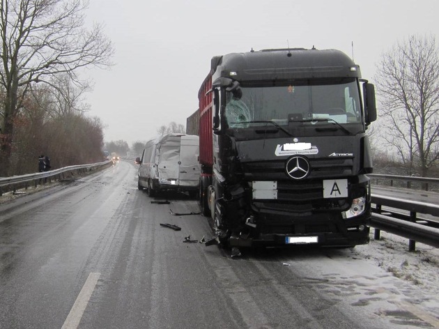 POL-PDWO: Unfall auf winterglatter Fahrbahn - B9 teils voll gesperrt