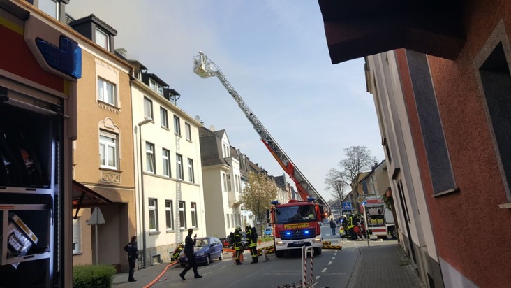 FW-RE: Dramatischer Wohnungsbrand mit Menschenrettung - eine schwerst verletzte Person aus dem 2. OG gesprungen