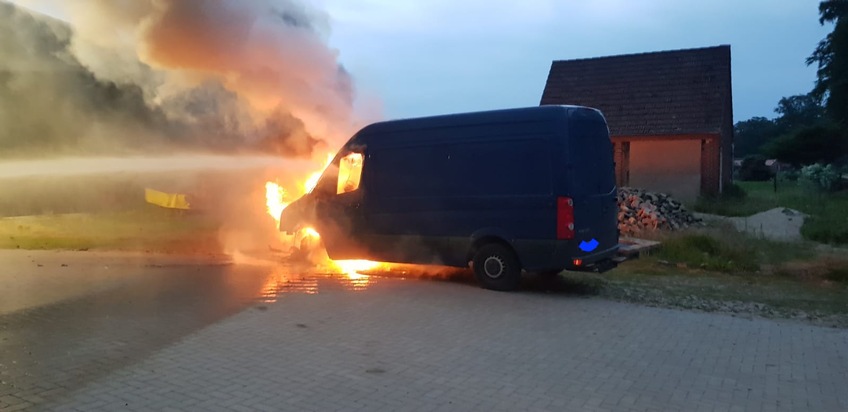 FW-ROW: VW Crafter gerät in Brand