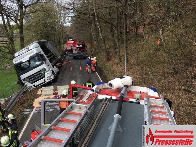 FW-PL: Plettenberger Feuerwehr bei Einsatz in Herscheid. LKW-Unfall nach Ausweichmanöver. Knapp 900 Liter drohten auszulaufen. Bergung des Sattelzuges kompliziert. L696 voll gesperrt.