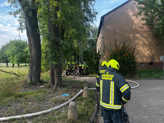 FW Bergheim: Feuerwehr rettet mehrere Personen bei Kellerbrand in Bergheim Sieben Personen über Leitern aus Mehrfamilienhaus gerettet - Feuerwehr brachte Brand schnell unter Kontrolle