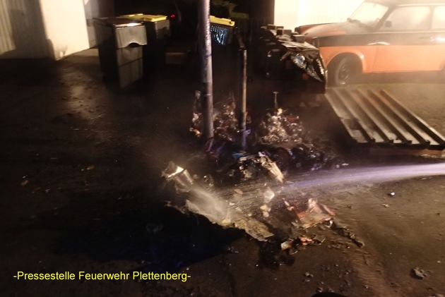 FW-PL: Mülltonen brennen im OT-Himmelmert. Brand droht auf Fahrzeuge überzugreifen
