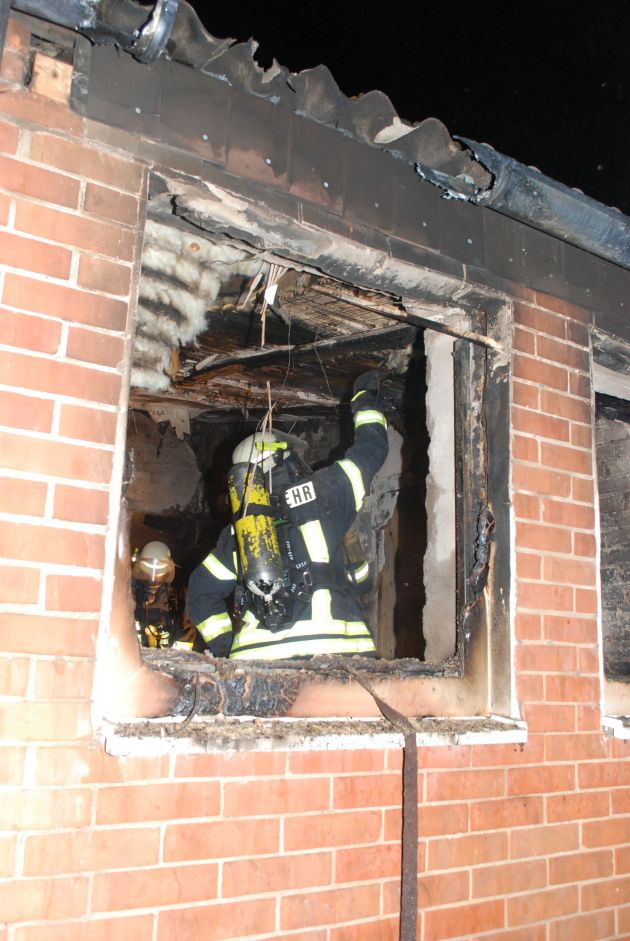 POL-NI: Schlafzimmer brennt vollständig aus  -Bilder im Download-