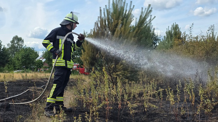 FW Celle: Größerer Vegetationsbrand im Altenceller Feld