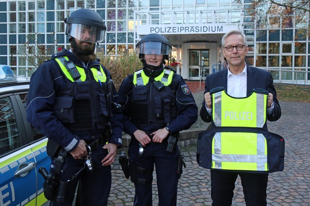 POL-DO: Neue Helme und Westen für die Dortmunder Polizei