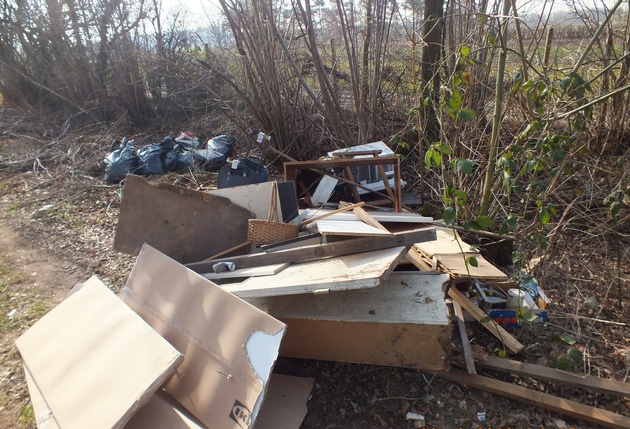 POL-SE: Ellerbek - Unzulässige Müllablagerung von Bauabfällen - Zeugen gesucht