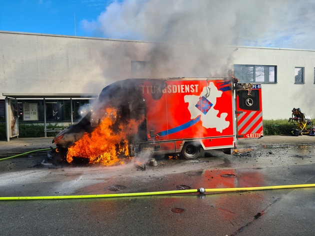 FW-E: Rettungswagen steht in Vollbrand - keine Personen verletzt