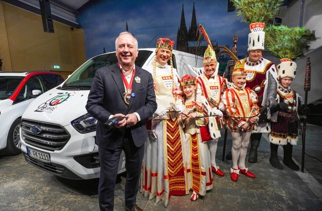 Ford-Werke GmbH: Tradition und Innovation: Ford elektrifiziert im 70. Rosenmontagszug die gesamte Bagagewagen-Flotte (FOTO)