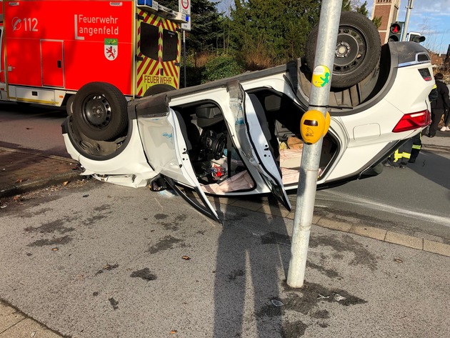 POL-ME: Verkehrsunfall mit Verletzten bei Blaulichtfahrt der Polizei -Langenfeld-2201003