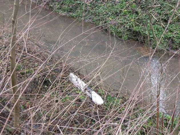 POL-GÖ: (56/2016)  Unbekannte beschädigen große Anzahl Leitpfosten an der L 568 bei Bremke - Zeugen gesucht