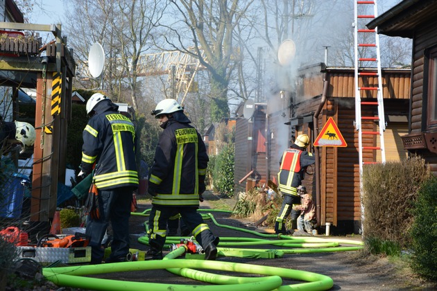 FW-MH: Brennendes Mobilheim auf dem Campingplatz am Entenfang