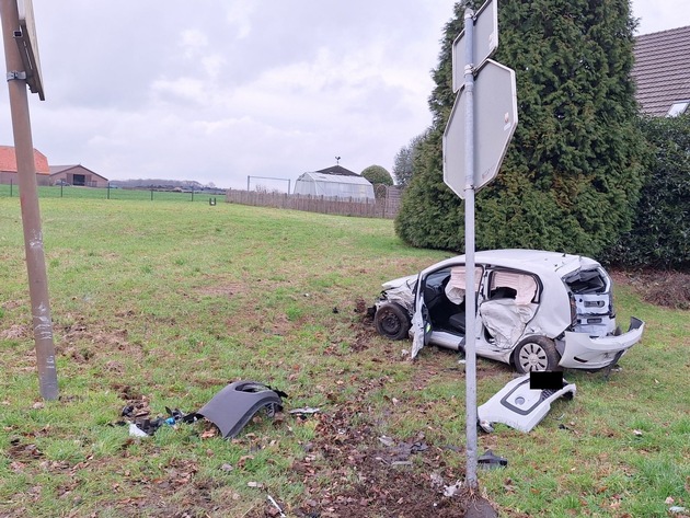 FW Sonsbeck: Auslaufende Betriebsmittel nach Verkehrsunfall