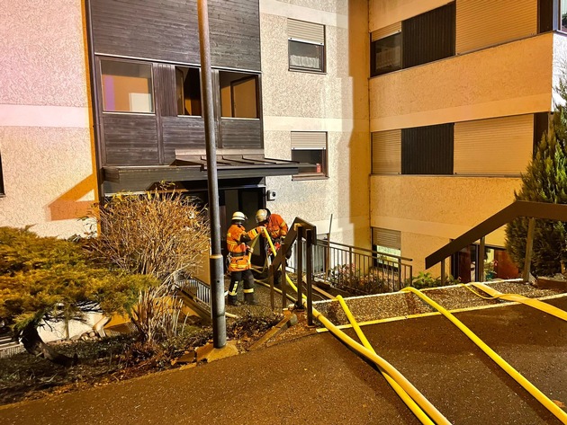 KFV-CW: Feuerwehr hat Wohnungsbrand im Mehrfamilienhaus schnell unter Kontrolle