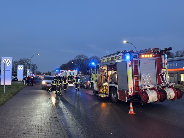 FW-AUR: Nach Kollision unter Fahrzeug eingeklemmt
