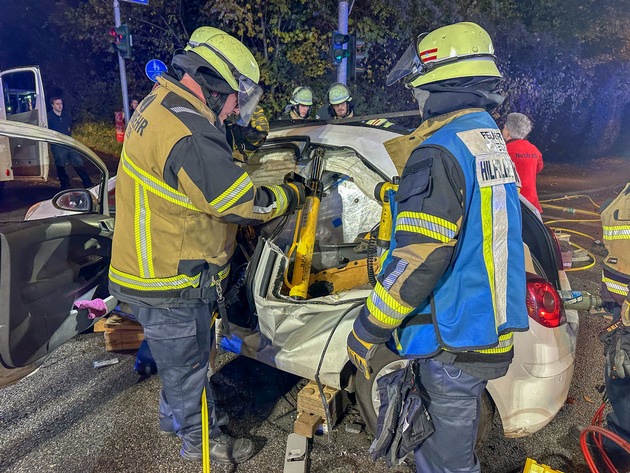 FW-E: Schwerer Verkehrsunfall mit zwei PKW - Feuerwehr befreit zwei Insassen