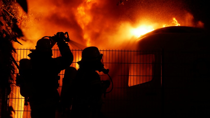 FW Celle: Drei Fahrzeuge brennen in der Uferstraße - Feuer droht auf Gebäude überzugreifen!