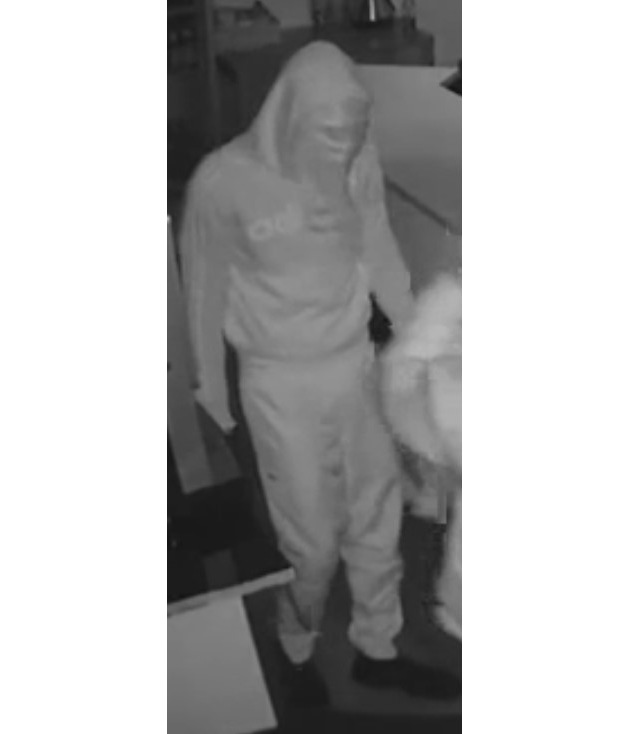 POL-HI: Gemeinsame Pressemeldung von Staatsanwaltschaft und Polizei - Öffentlichkeitsfahndung nach Überfall auf Wettbüro in Sarstedt