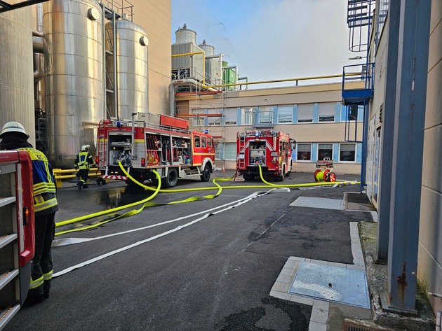 FW-AR: Brand in Gewerbebetrieb / Feuerwehr verhindert größere Schäden