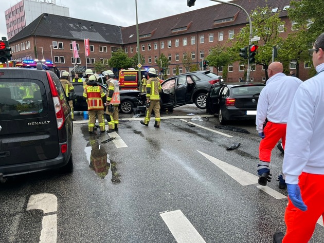 FW Bremerhaven: Schwerer Verkehrsunfall im Berufsverkehr, drei PKW beteiligt
